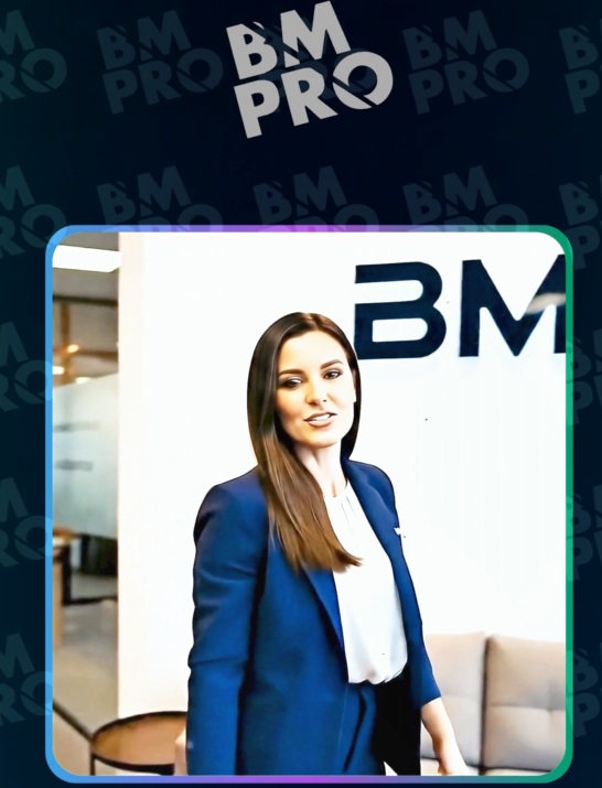 BM Pro – Soluções em Business Manager Mulher sorrindo em traje profissional, representando a equipe da BM Pro, especializada em gerenciamento de contas e soluções digitais para empresas.